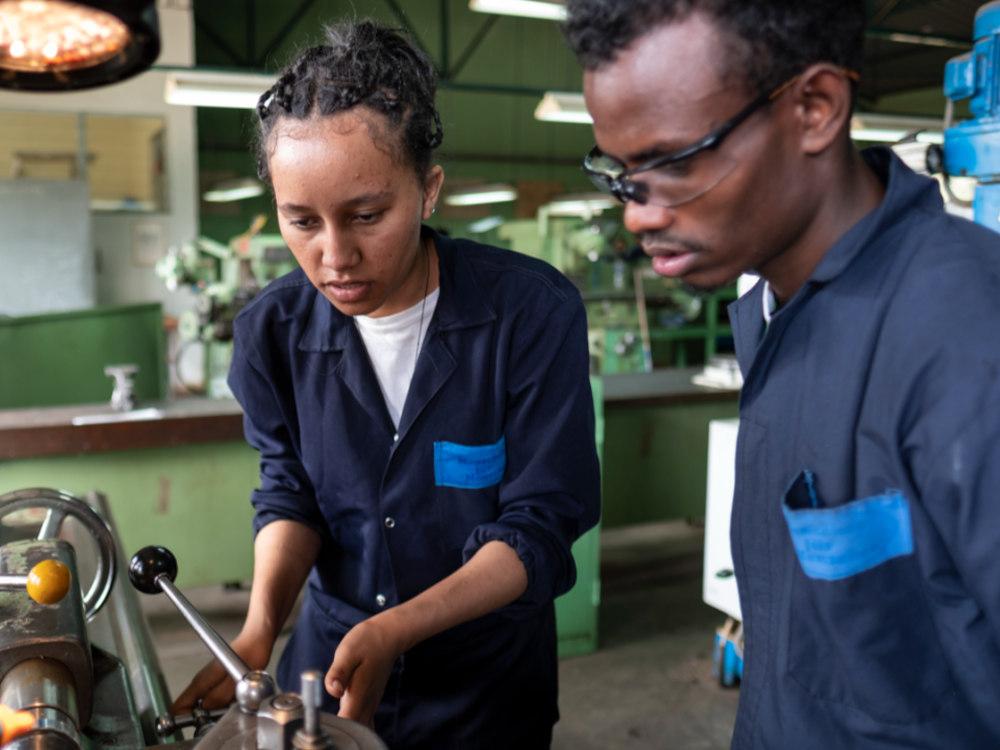 Zwei Menschen an einer Werkbank