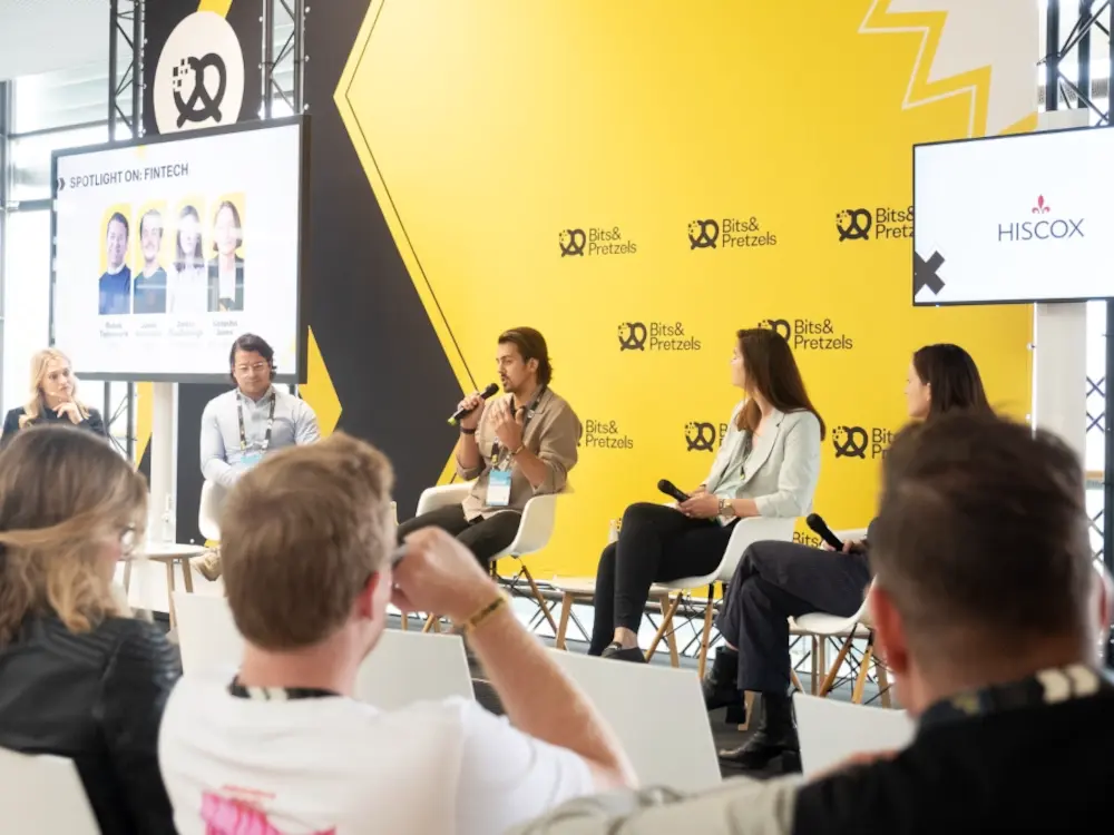 Bits and Pretzels Podiumsdiskussion mit fünf Podiumsteilnehmer*innen