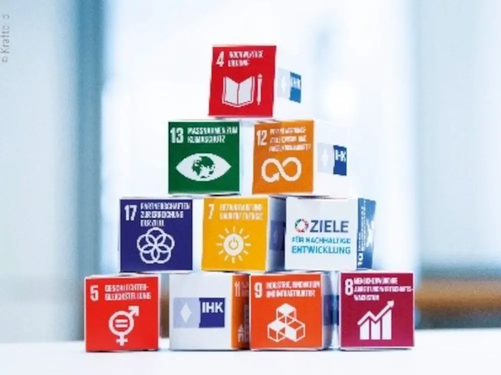 Pyramide der SDGs als Kartonboxen