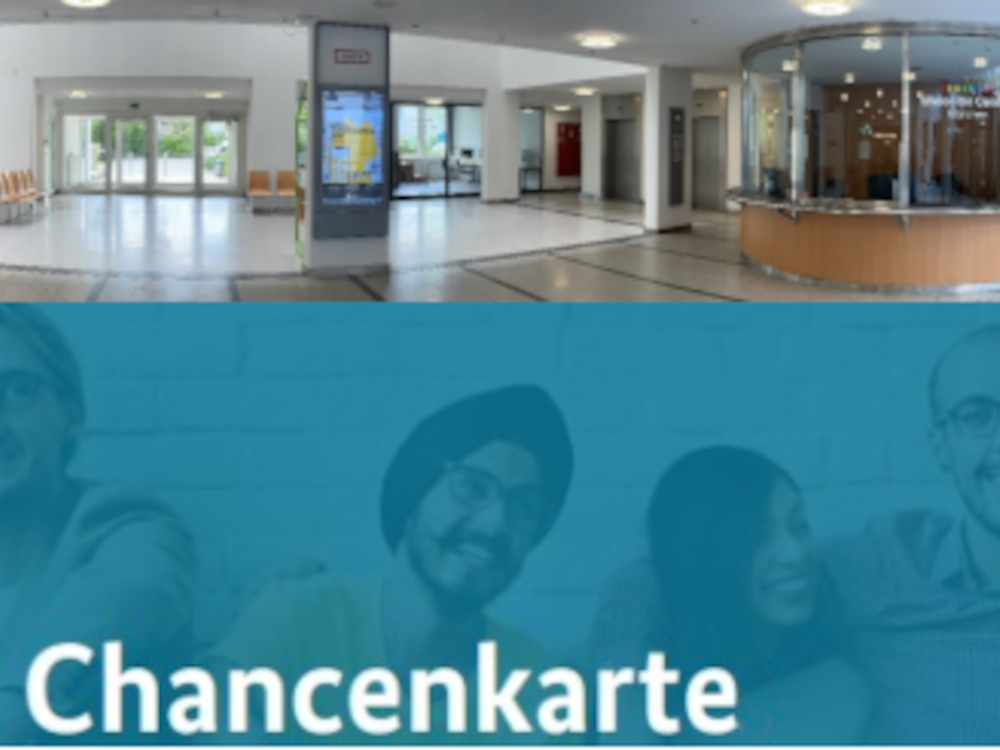 Banner "Chancenkarte" vor Panorama des Welcome Center im Münchner KVR