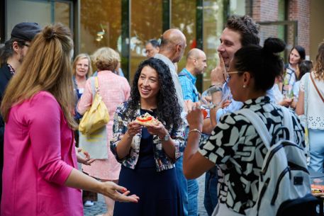 Gäste im Gespräch im Innenhof der VHS