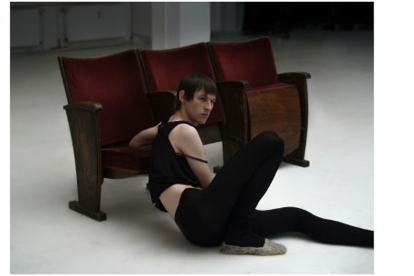 Model vor Theaterstühlen