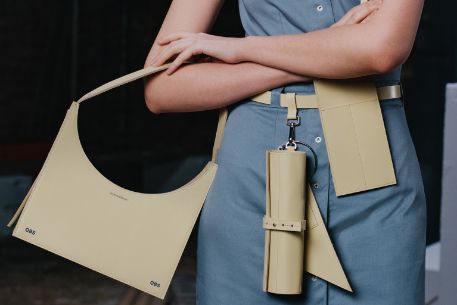 Torso einer Frau mit Handtasche, Gürtel, Accessoires