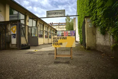 Schild mit Beschriftung "Ruffini on Tour"