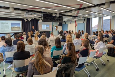 Menschen hören Präsentation bei Google