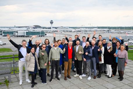Klimapakt Gruppenbild Flughafen im Hintergrund