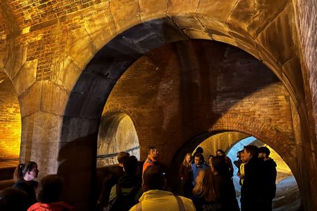 Gruppe im Münchner Kanalsystem