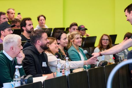 Teilnehmer*innen bei einem Vortrag