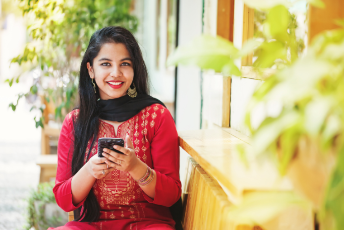 Indische Frau mit Handy