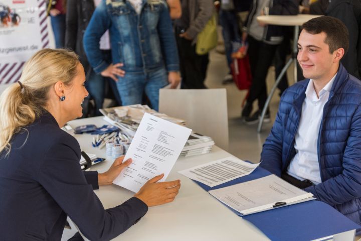 Azubi bewirbt sich um offene Ausbildungsstellen