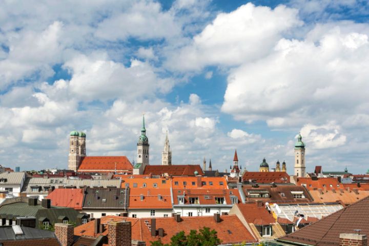 Panorama Münchner Innenstadt mit Türmen von Frauenkirche, Alter Peter, Neuem Rathaus und mehr