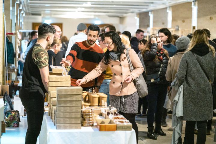Besucherinnen und Besucher auf dem Stijlmarkt im Rahmen der MCBW 2019 in München