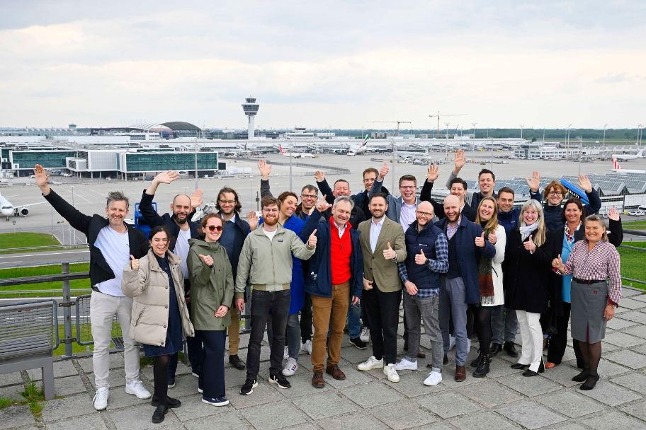 Klimapakt Gruppenbild Flughafen im Hintergrund