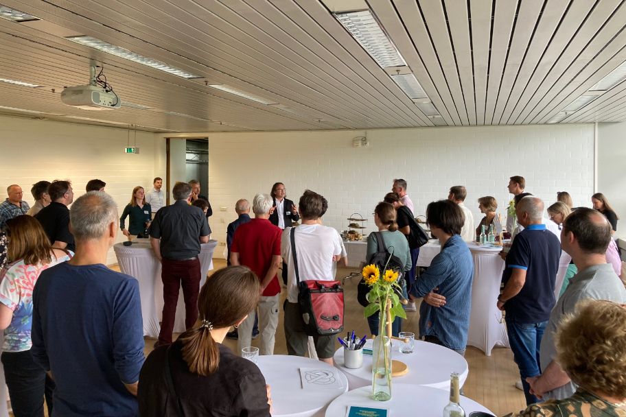 Besuch bei der SZ © munich business Gäste in Vorraum mit Stehtischen