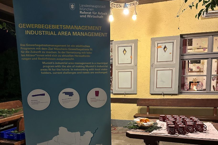 Bauernhaus und Tisch mit Glühweintassen