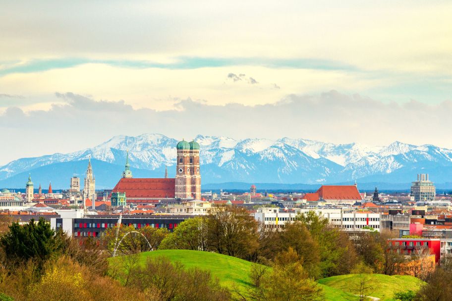 Münchenpanorama mit Alpen bei Föhn