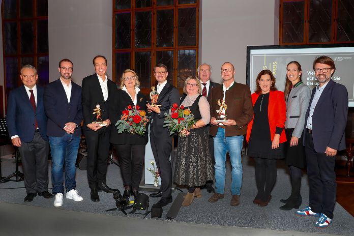 Bürgermeisterin Verena Dietl (3.v.re.), Wirtschaftsreferent Dr. Christian Scharpf (li.) und Stadtschulrat Florian Kraus (re.) mit den Preisträger*innen des diesjährigen Erasmus-Grasser-Preises.