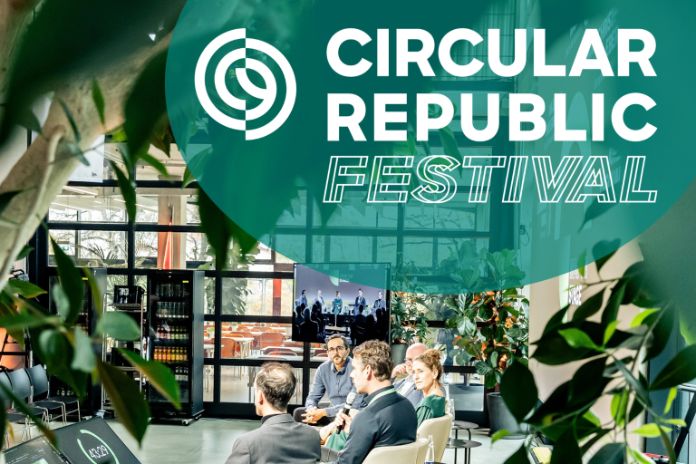 Banner mit Logo Circular Republic Festival und Podium mit Diskussionsrunde