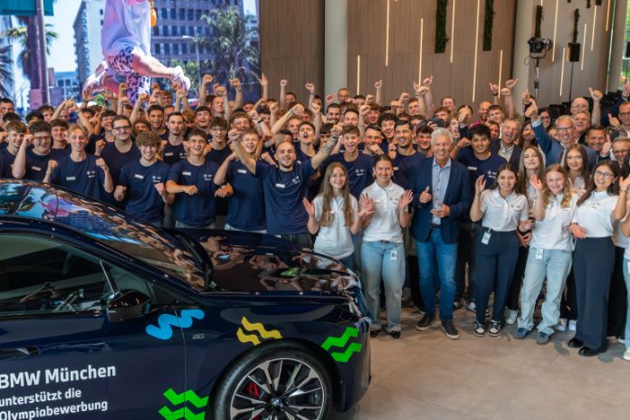 OB Reiter umringt vom Ausbildungsjahrgang bei BMW