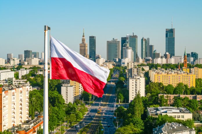 Stadtsilhuette Warschau und polnische Flagge