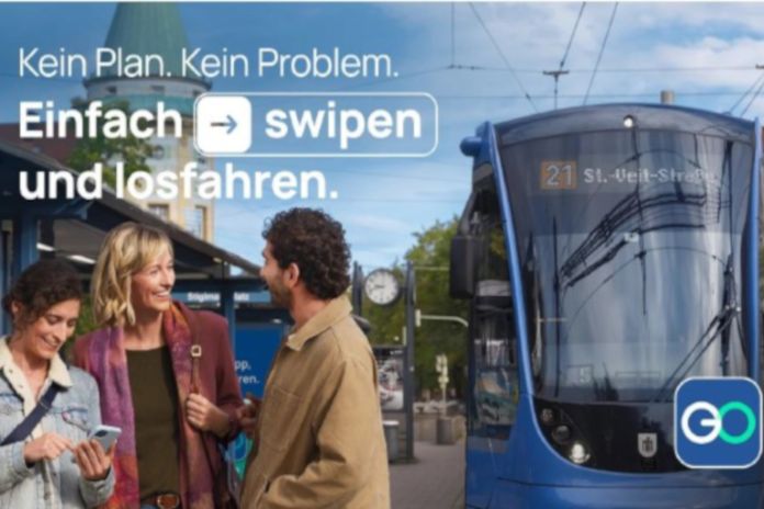 Menschen neben einer Trambahn