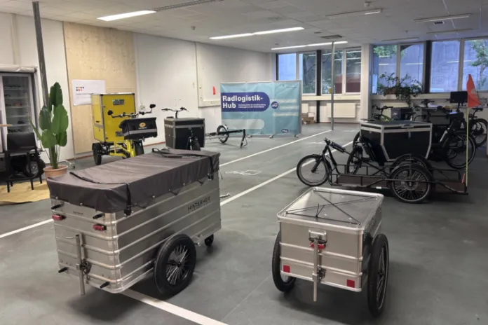 Blick in den Showroom des Radl Logistic Hub auf verschiedene Lastenräder und -anhänger