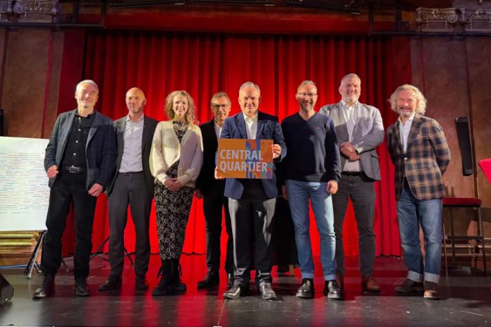 Stakeholder präsentieren neuen Namen "Central Quartier" auf der Bühne im Deutschen Theater