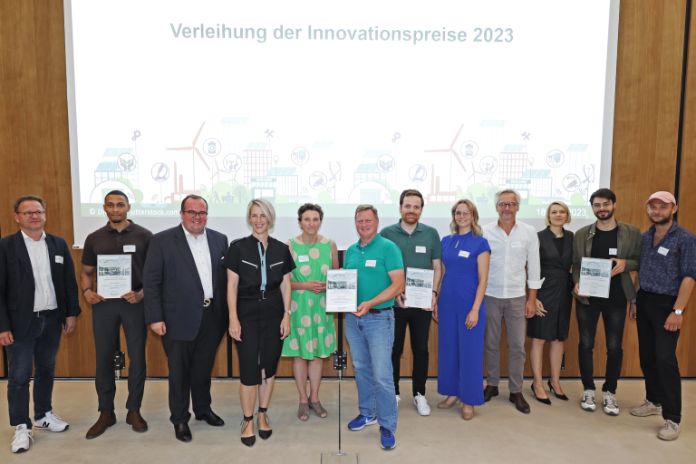 Gewinnerteams der Innovationspreise München 2023 mit K. Habenschaden, C. Baumgärtner, Beatrix Zurek, H. Sammüller-Gradl und Dr. L. Dornheim