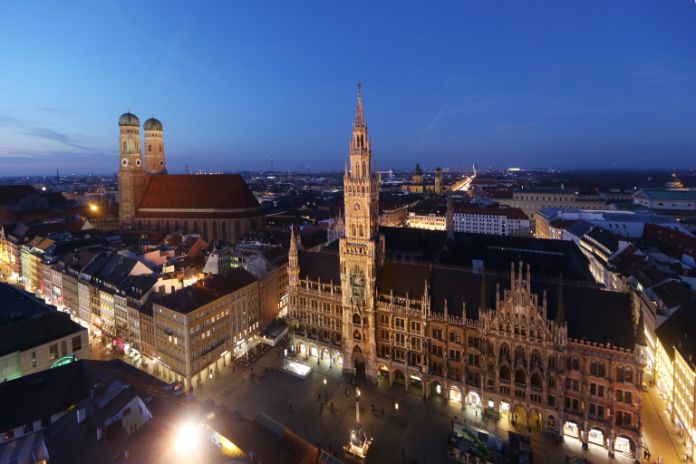 Stadtansicht Marienplatz am Abend mit Frauenkirche und Rathaus
