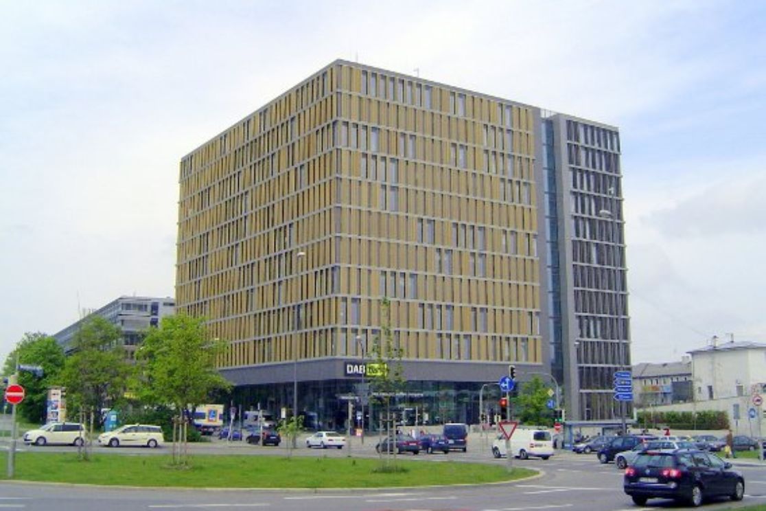 Der Laimer Würfel mit dem Kreisel im Vordergrund