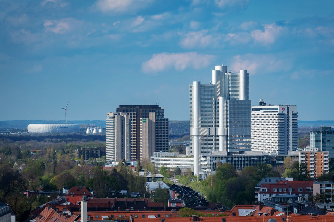 Stadtpanorama München mit HVB Tower, Hauptsitz der HypoVereinsbank und links im Hintergrund mit Allianz Arena