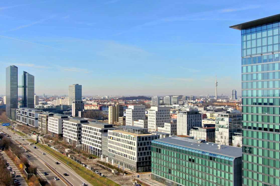München Parkstadt Schwabing Blick von Norden auf die Firmen rechts von der A9 und die Highlight Towers