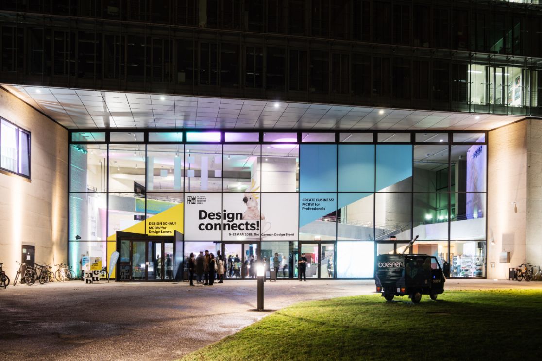 nächtliche Fassade der Hochschule für Fernsehen und Film während der Munich Creative Business Week MCBW 2019