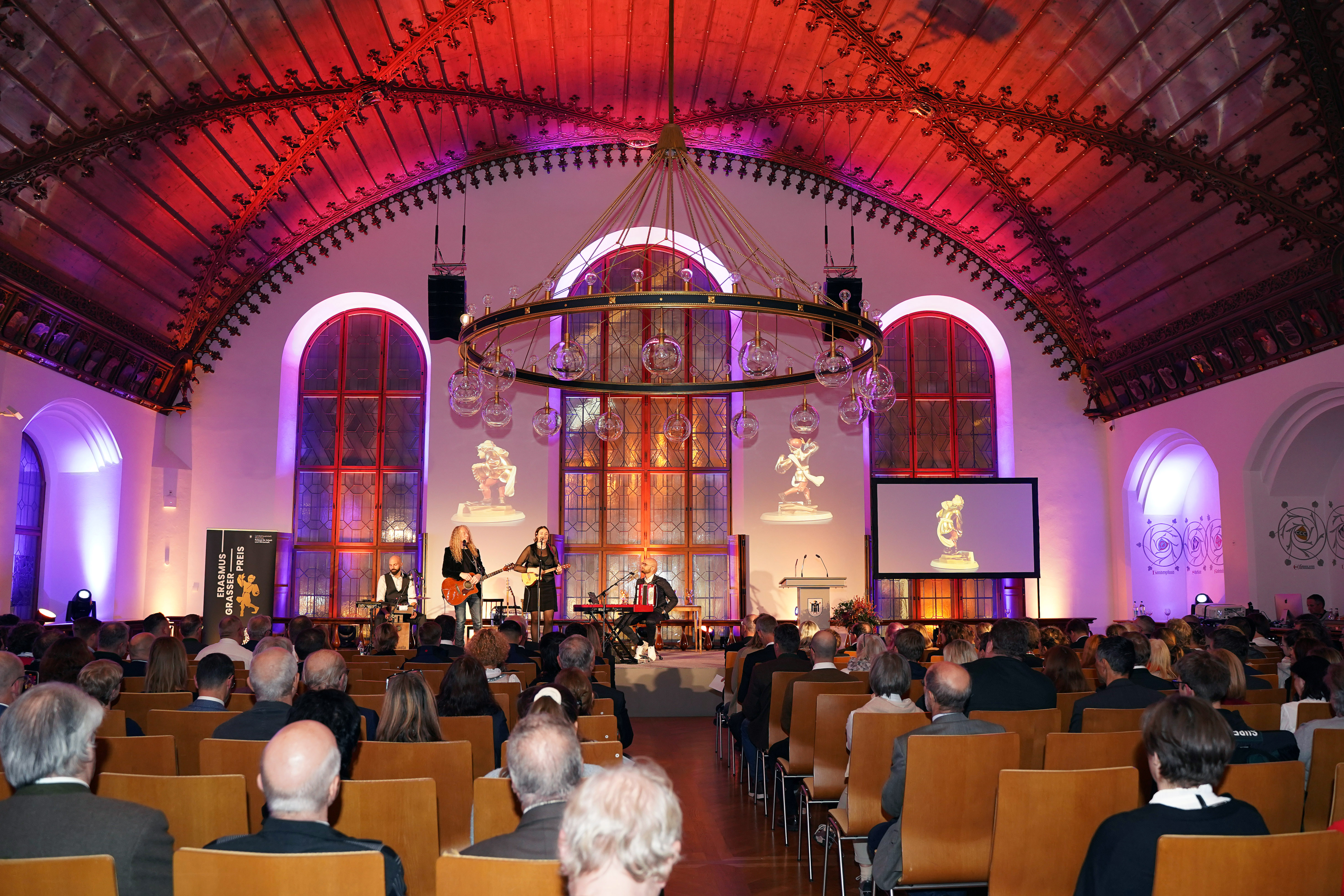 Der festlich geschmückte historische Tanzsaal im Alten Rathaus von München wurde mit Rednerbühne und hunderten Stühlen für den Erasmus Grasser Preis 2023 als Festsaal genutzt
