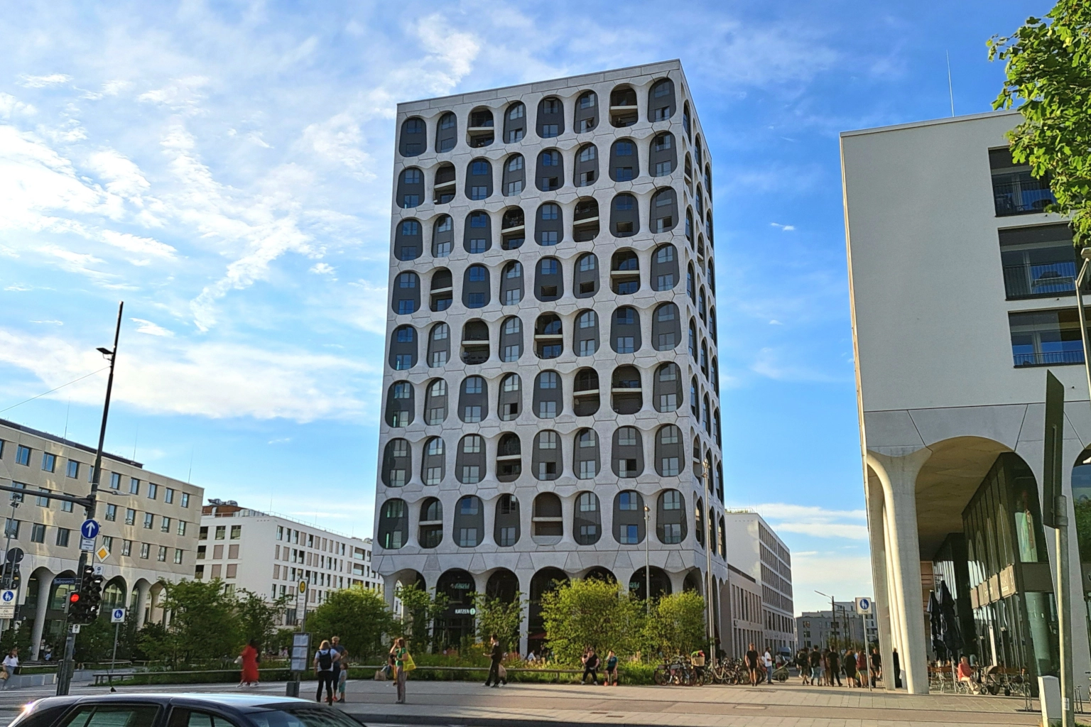 Blick auf das Quartierszentrum Mahatma-Gandhi-Platz in München Freiham
