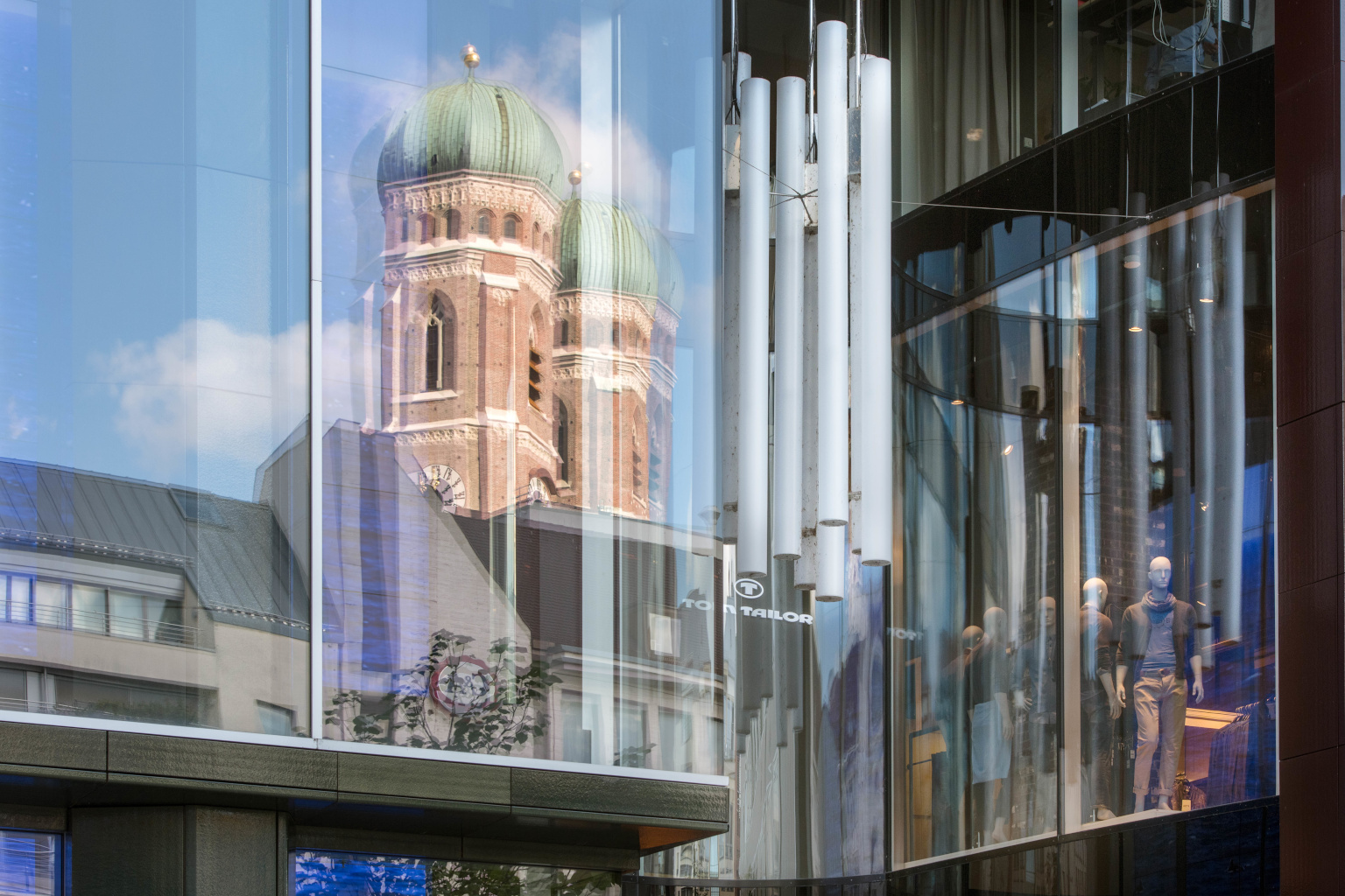 Türme der Frauenkirche spiegeln sich in einer Fassade