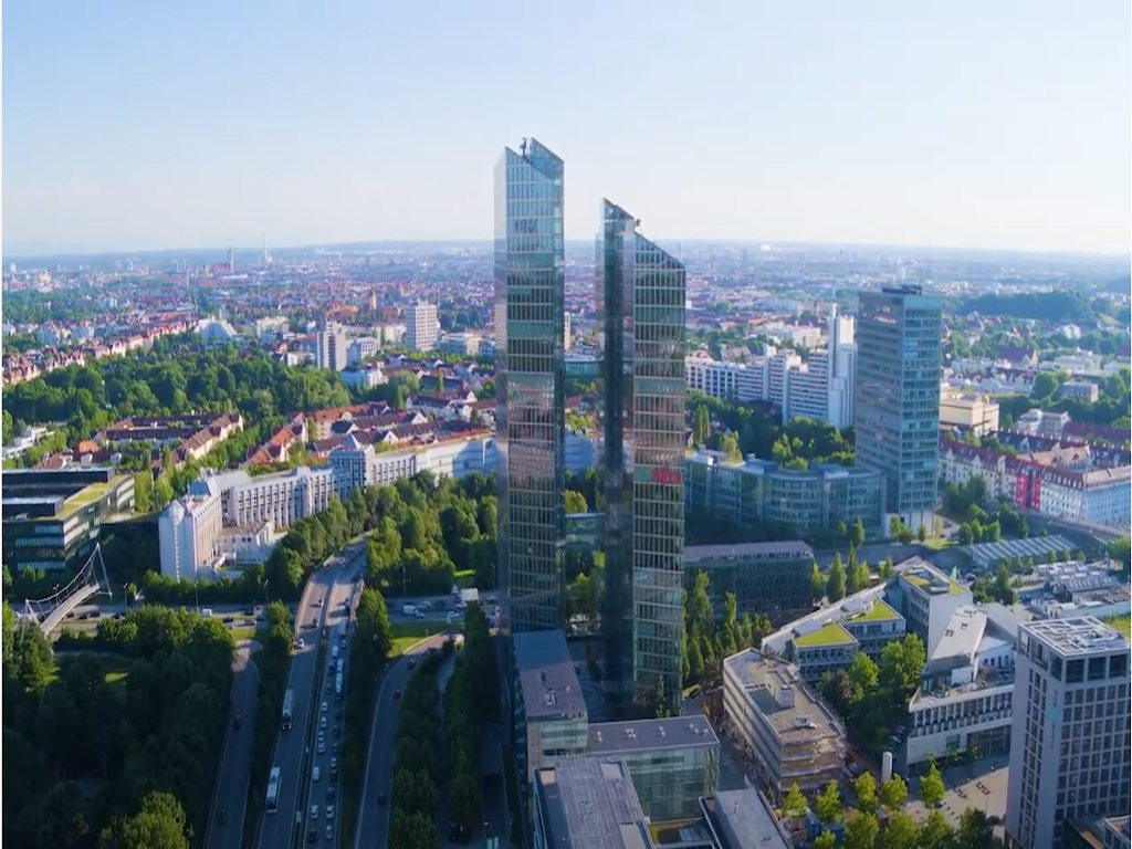 Ausblick über München. In der Mitte des Bildes sind die zwei Türme aus Glas von IBM, die 