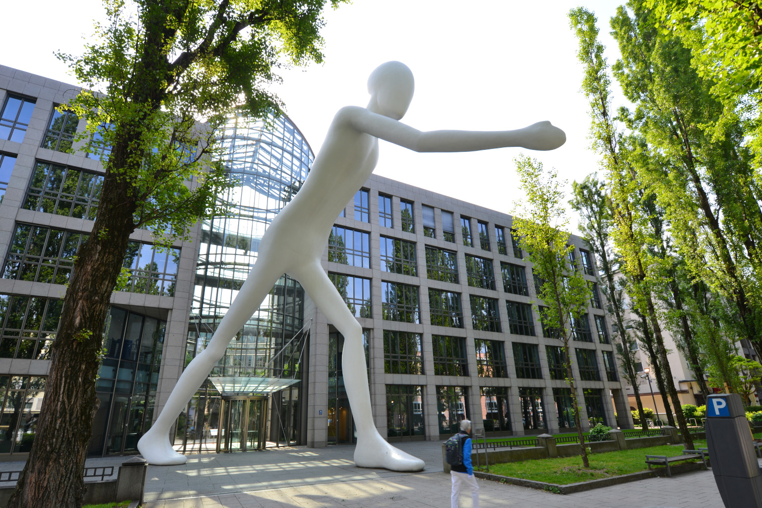 Skulptur Walking Man vor dem Haupteingang von Munich Re in München