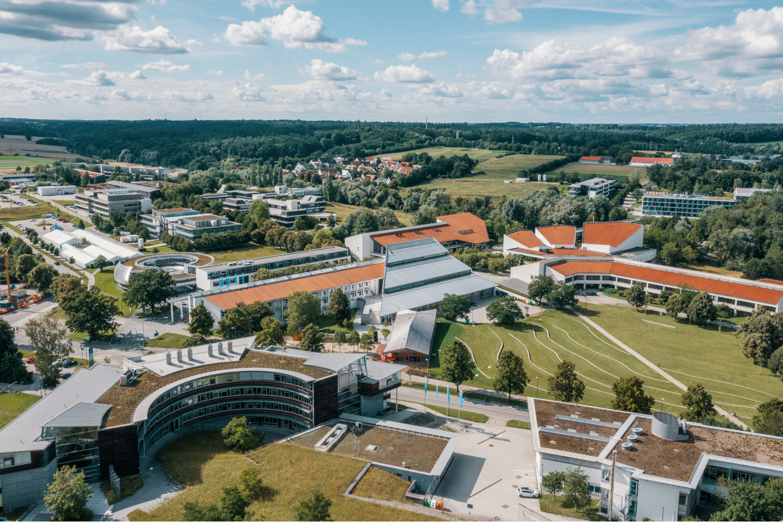 Luftbild des Campus Freising-Weihenstephan der TUM mit Unigebäuden