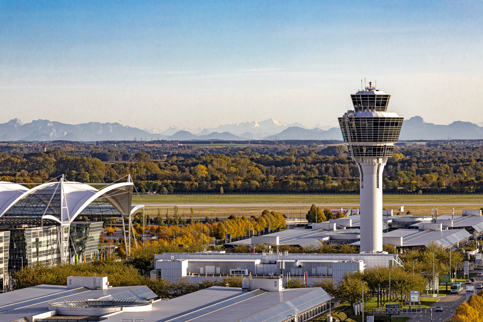 Blick auf den Flughafen München Tower und die Alpen