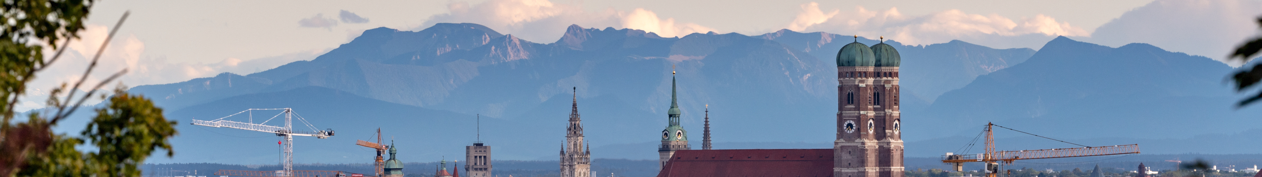 Türme der Frauenkirche vor Alpenpanorama