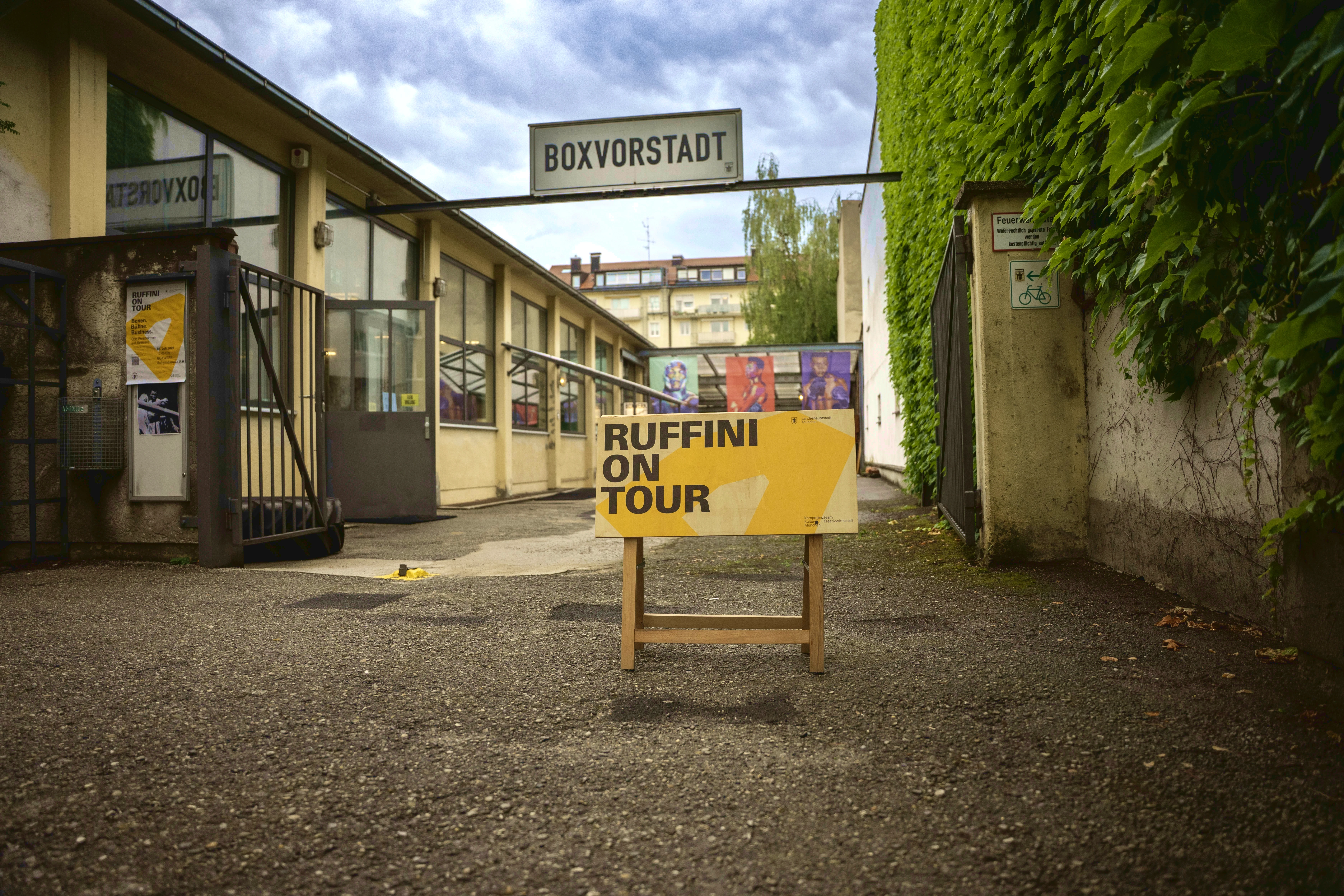 Schild mit Beschriftung "Ruffini on Tour"