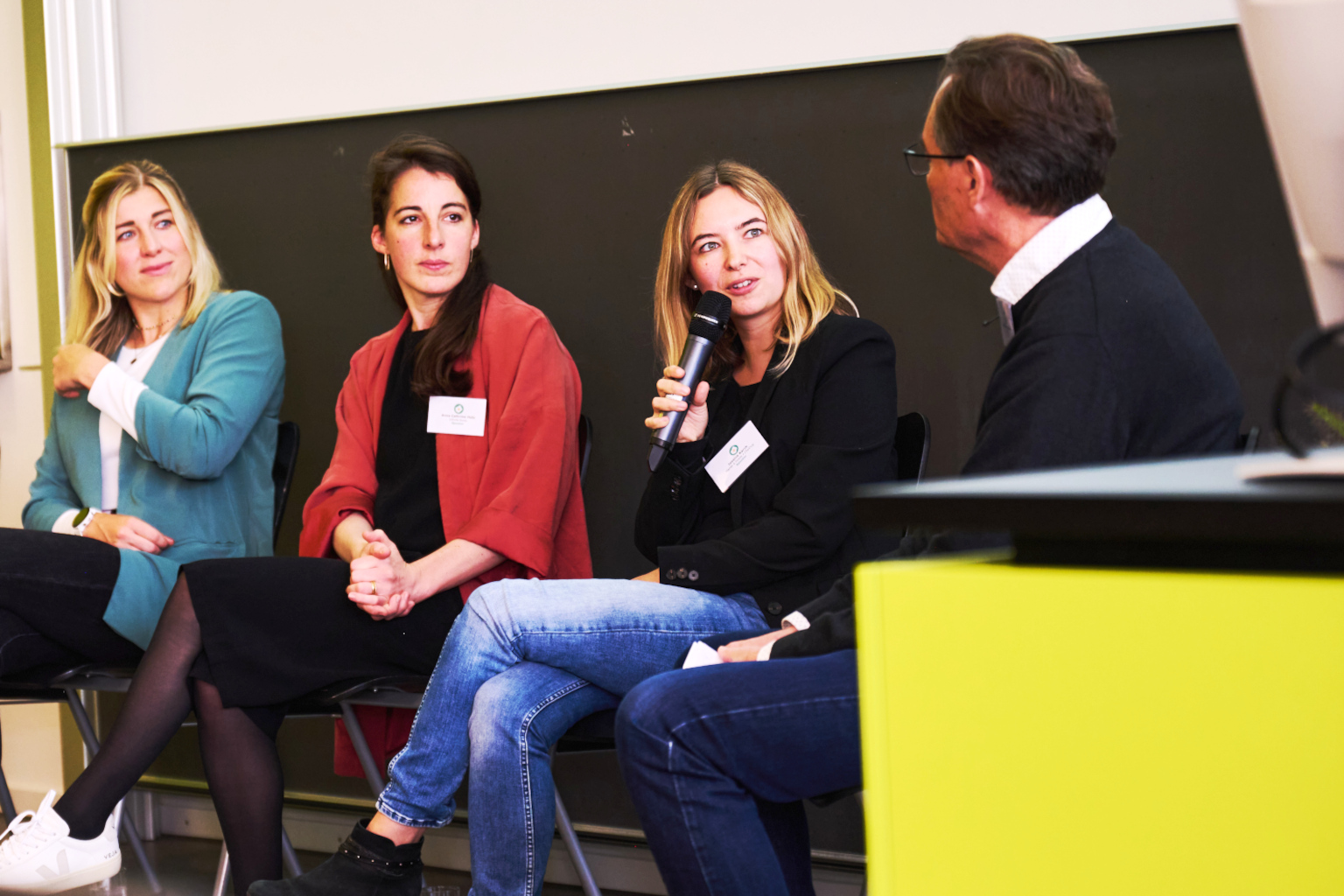 Gründerinnen und ein Moderator im Gespräch