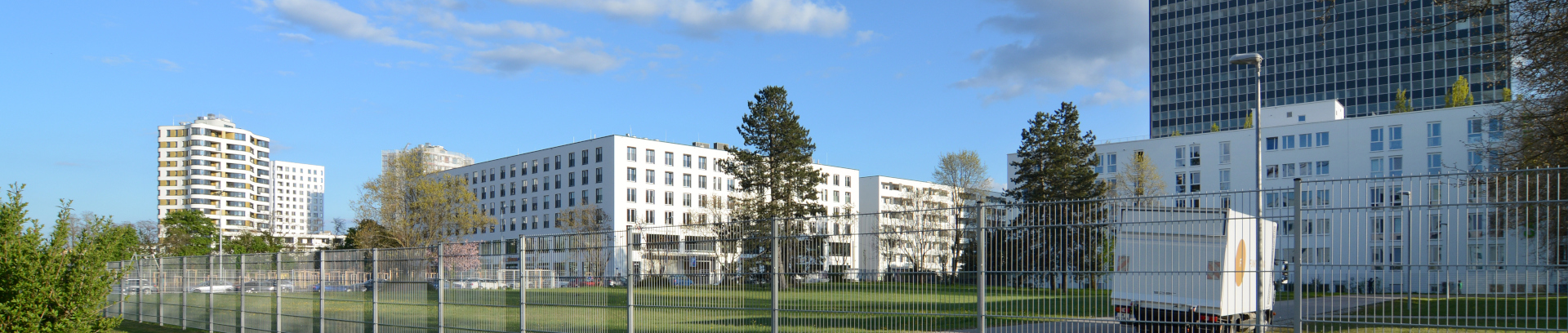 Blick über die Bahnlinie in Obersendling nach Osten auf neue Gebäude