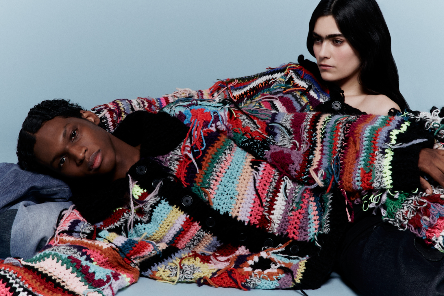 Zwei Models mit gestrickten oder gehäkelten Outfits
