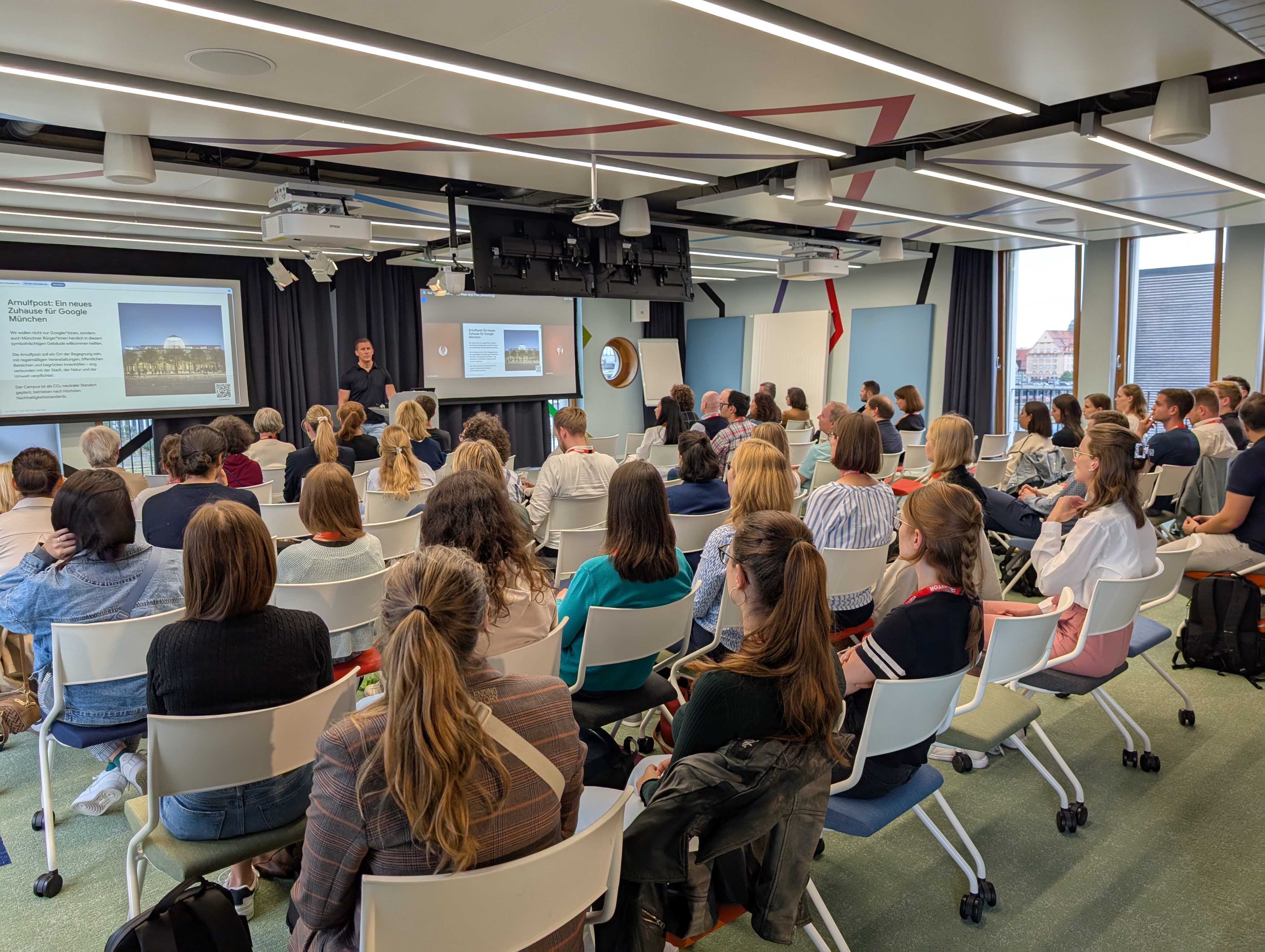 Menschen hören Präsentation bei Google