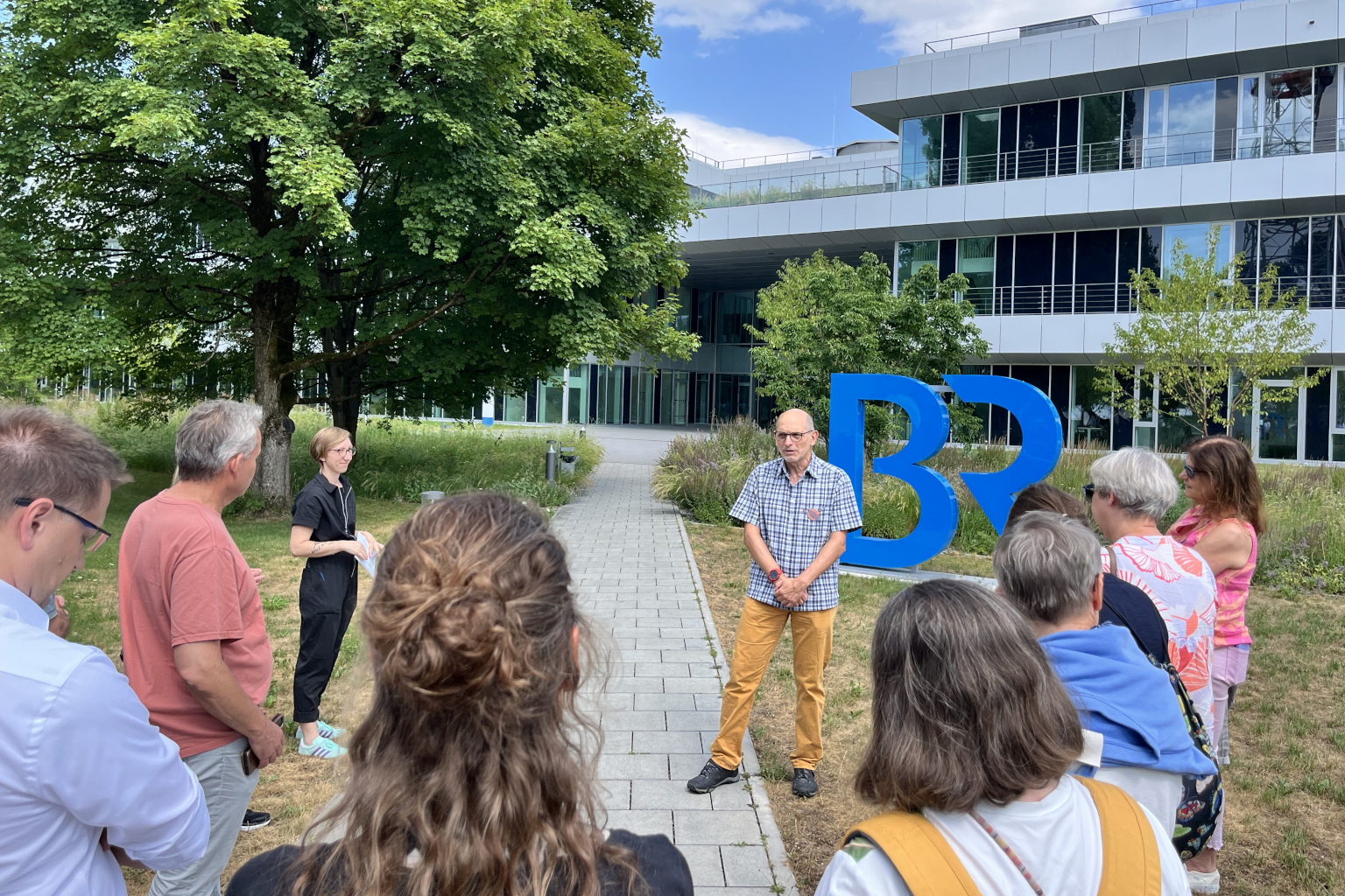 Gruppe steht vor dem BR-Gebäude