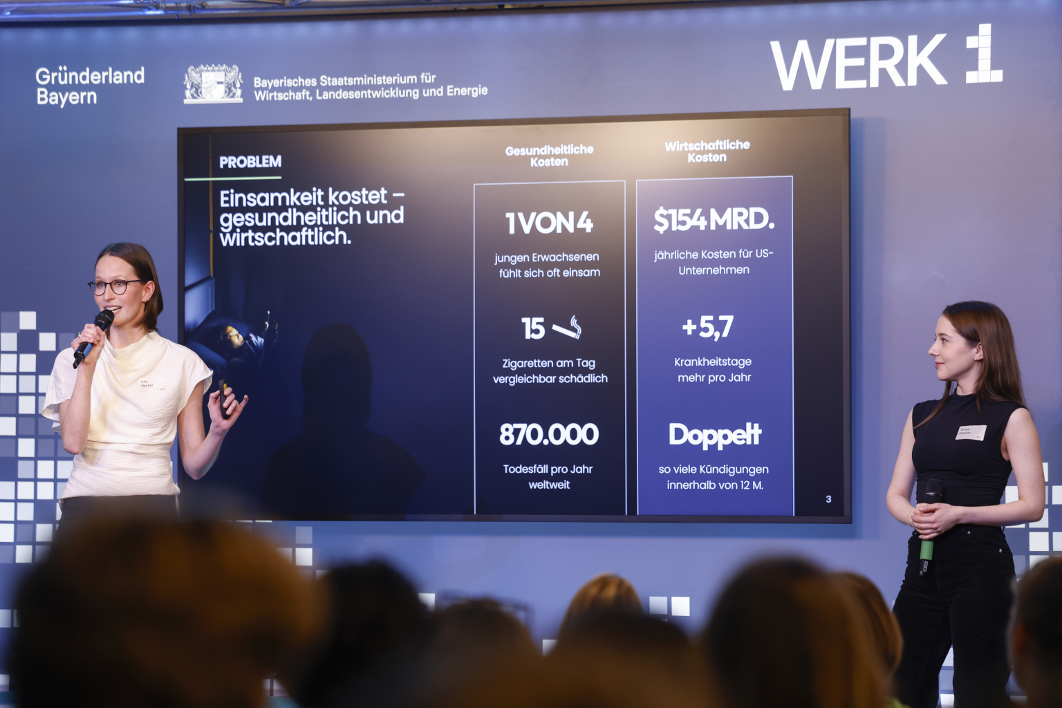 Mitarbeiterin spricht