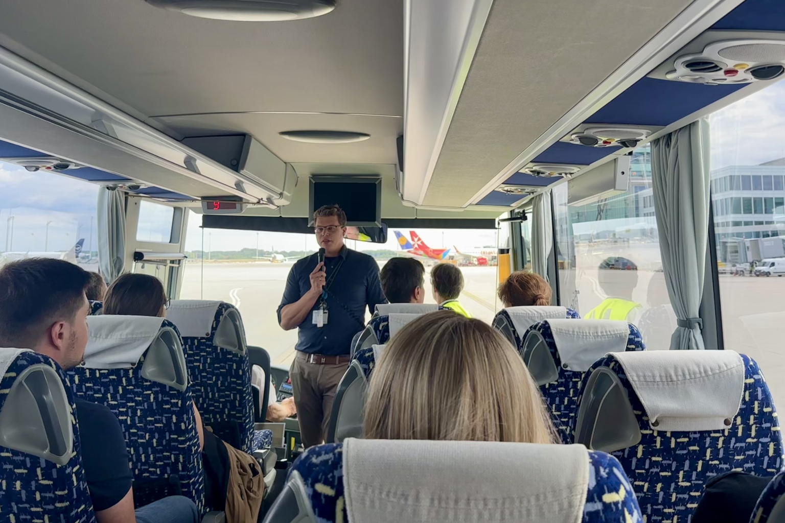 Gruppe beim Aktionstag in einem Bus auf dem Rollfeld des Flughafen München