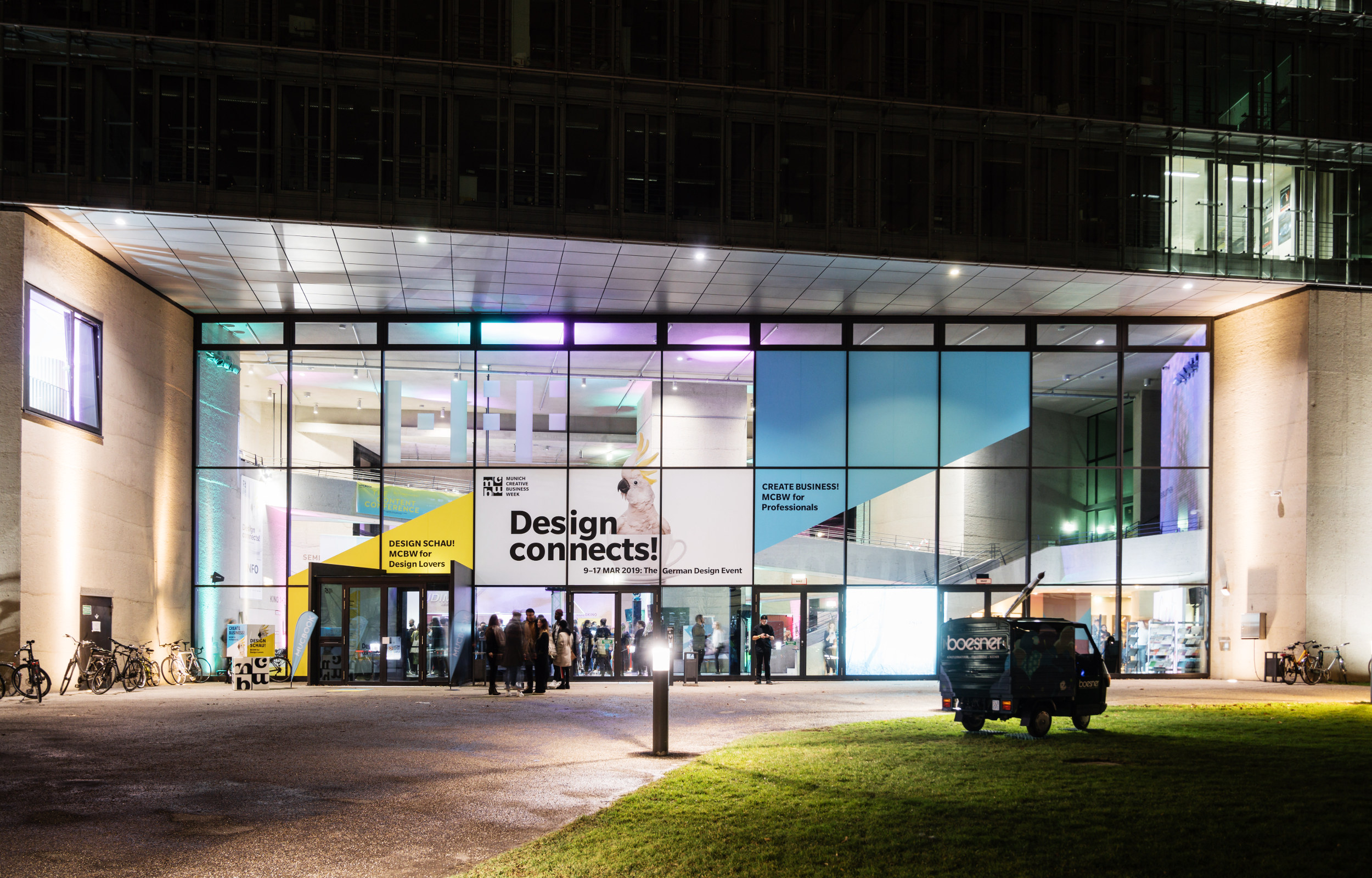 nächtliche Fassade der Hochschule für Fernsehen und Film während der Munich Creative Business Week MCBW 2019